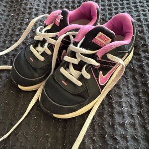 Nike Kids Sneakers in Black and Pink